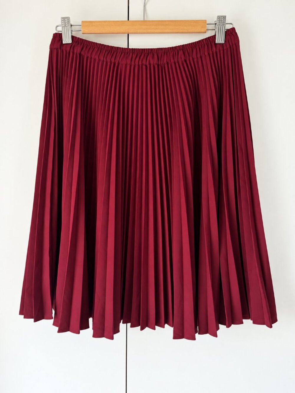 Club Monaco Burgundy Pleated Skirt – Size 2